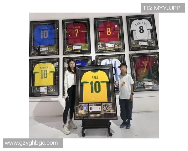 足球明星拍卖限量版签名鞋子视频引发粉丝热议与竞拍热潮